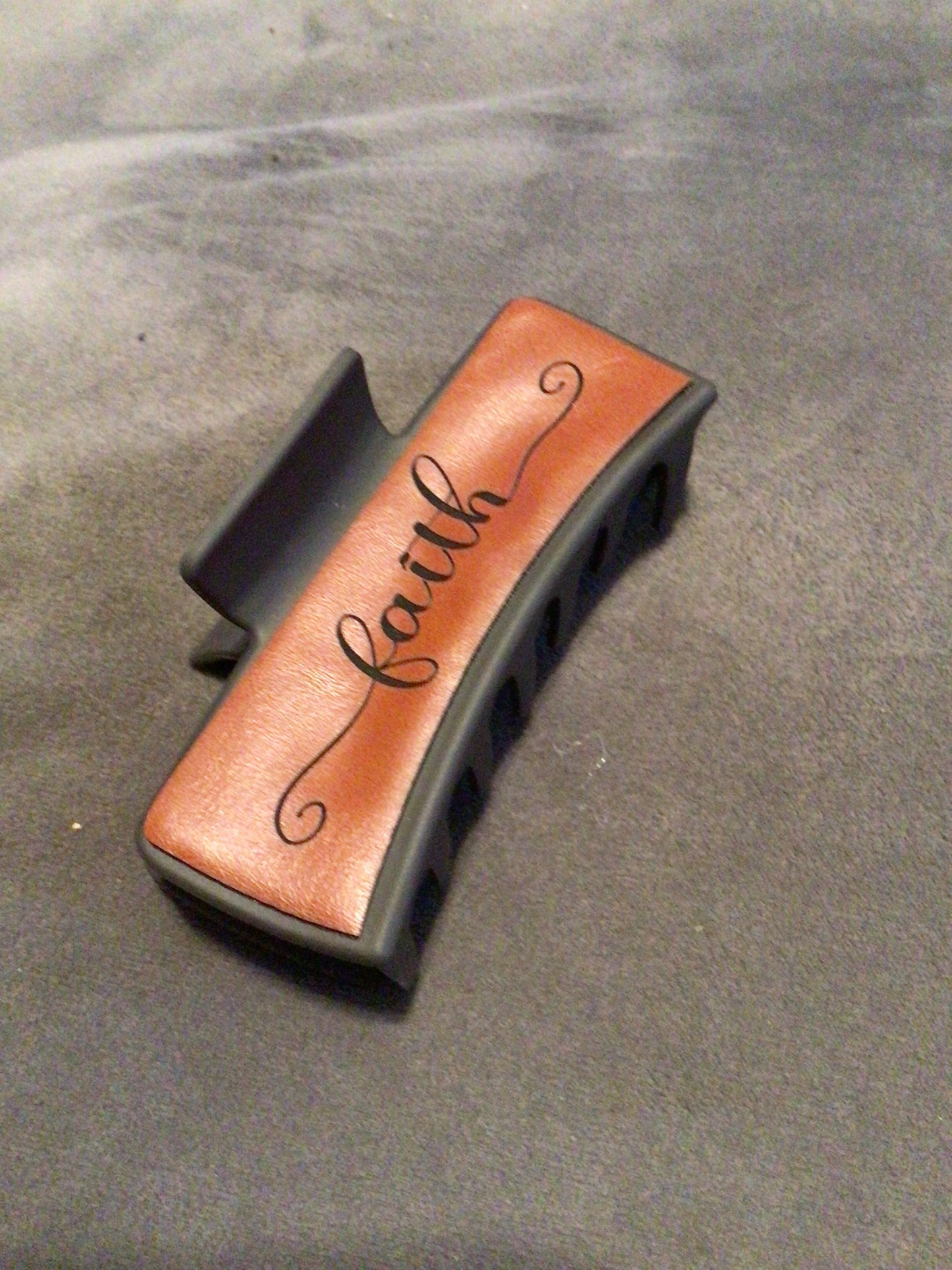 Leatherette hair clip Faith